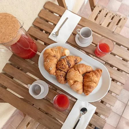 Large With Balcony In Centre شقة
