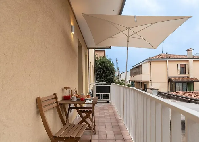 شقة Large With Balcony In Centre *